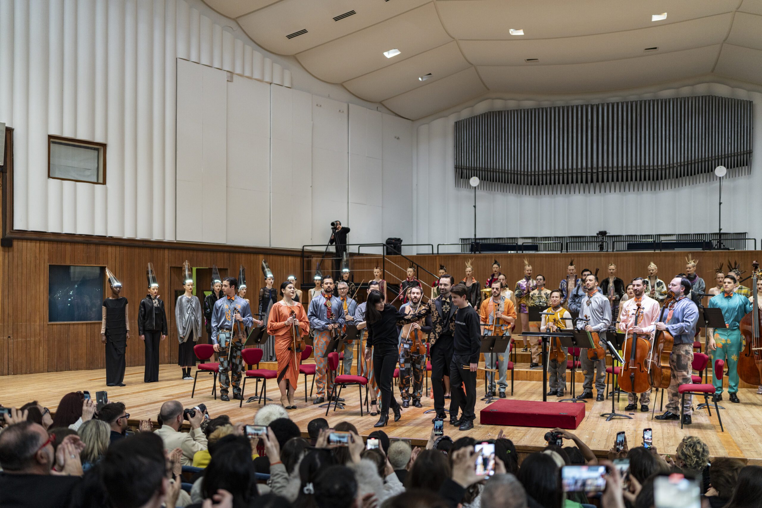Scopri di più sull'articolo Francesca Liberatore closes the Milan fashion week A/W ’24-25 with a big fashion show & concert at the Conservatory of Milan
