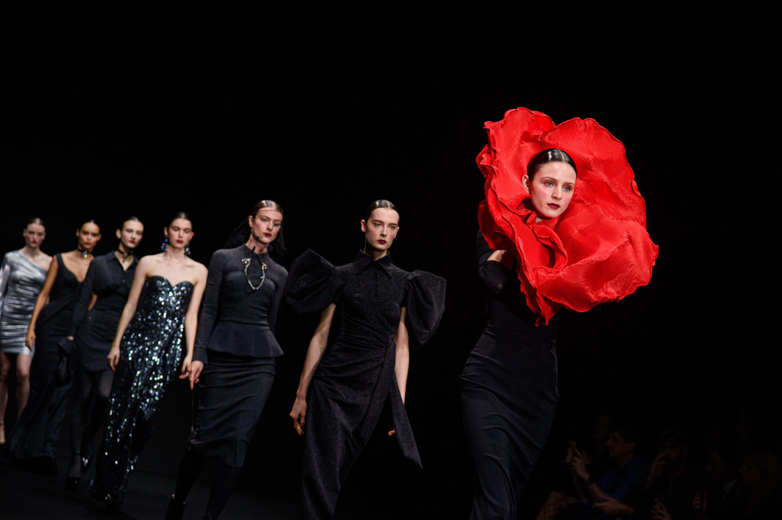 Scopri di più sull'articolo Chiara Boni F/W 2024: British chic extravagance